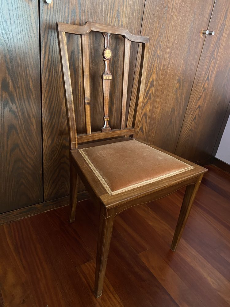 Quarto antigo-Cama+ mesinha+ cadeira