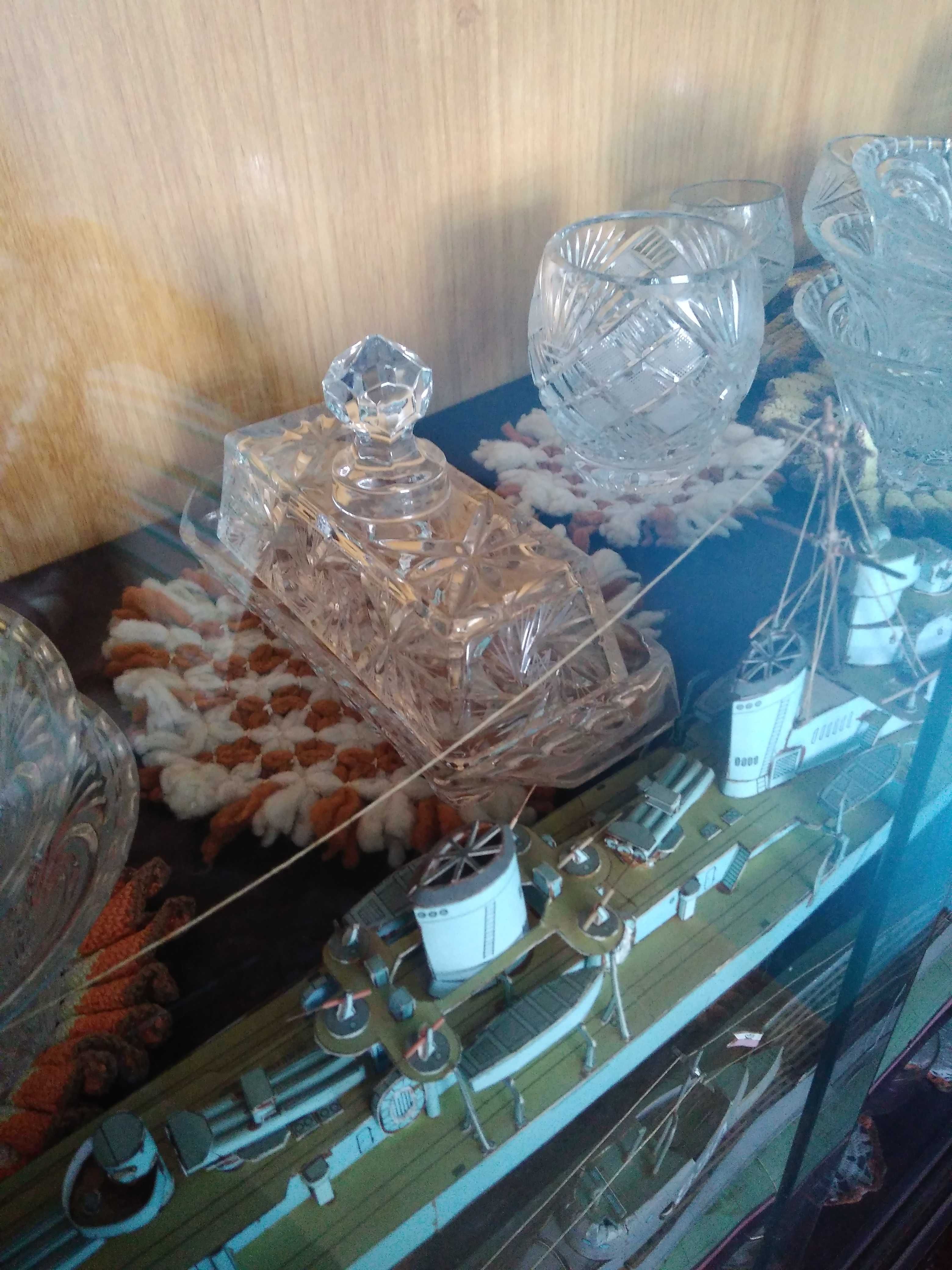 Kryształy maselniczka, karafka z kieliszkami, popielniczka, misa