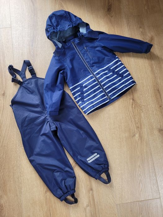 [94] Granatowa kurtka i spodnie przeciwdeszczowe w rozm. 98/104