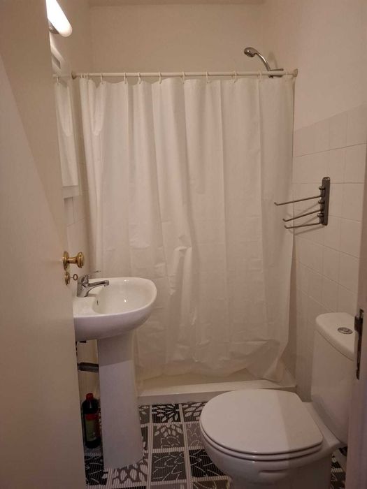 Quarto Estudante Lisboa, junto Alameda da Universidade (wc privativo)