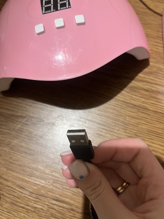 Фрезер та лампа для манікюру рожевого кольору