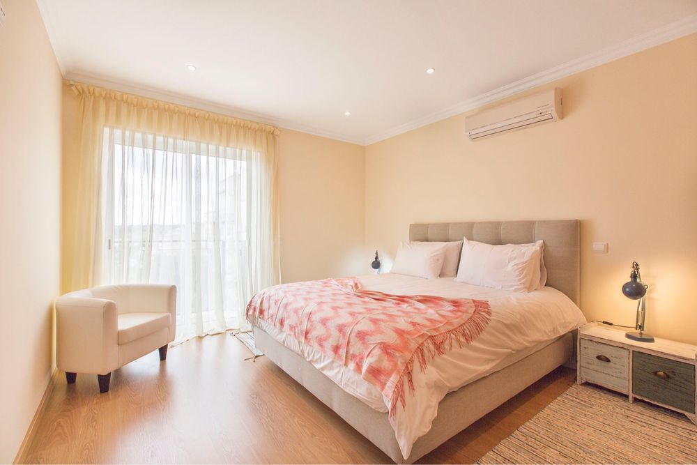 Banco de  arrumação - ou mesa de cabeçeira