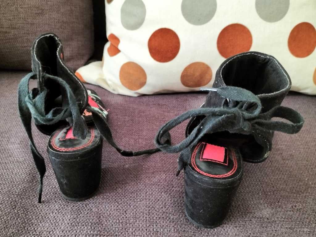 Wyjątkowe buty haftowane w kwiaty 38