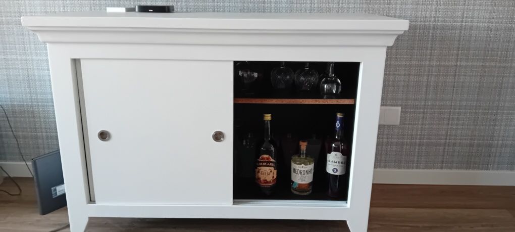 Móvel bar com portas de correr