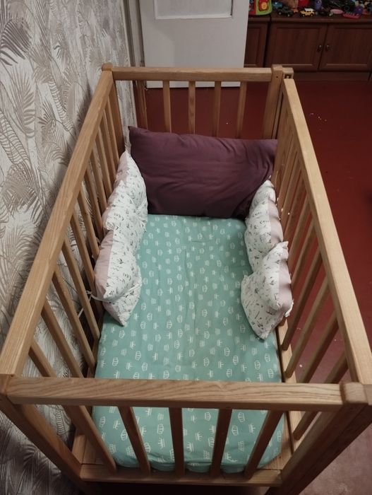 Дитяче ліжечко з натурального дерева