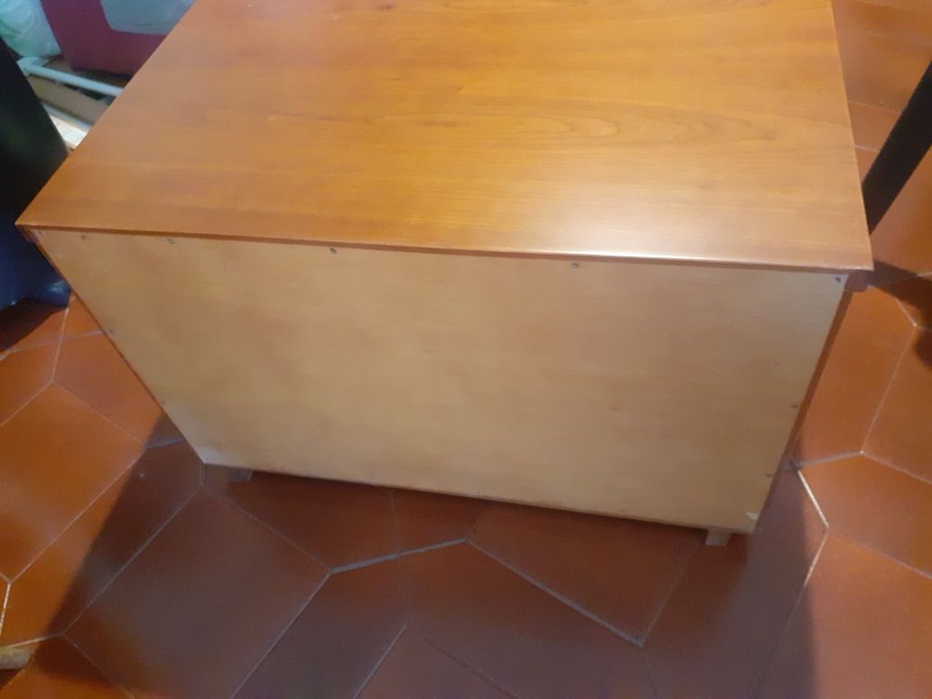 Mesa de cabeceira em cerejeira