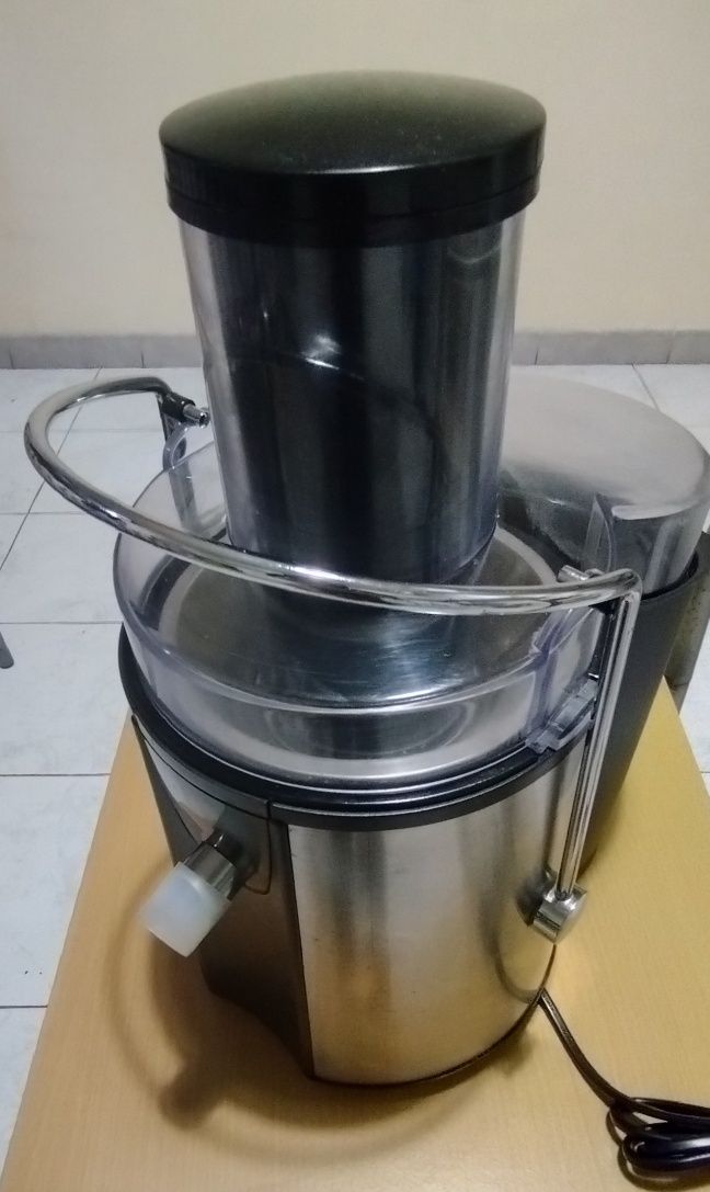 Máquina de fazer sumos (centrifugadora em inox )