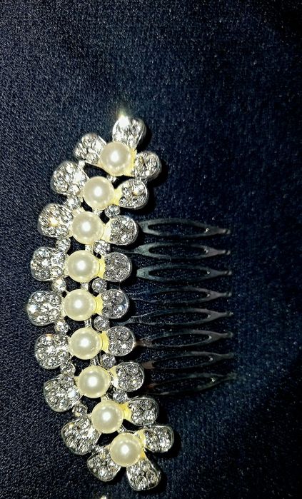 Гребінці  та діадеми у зачіску