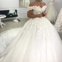 Біла весільна сукня