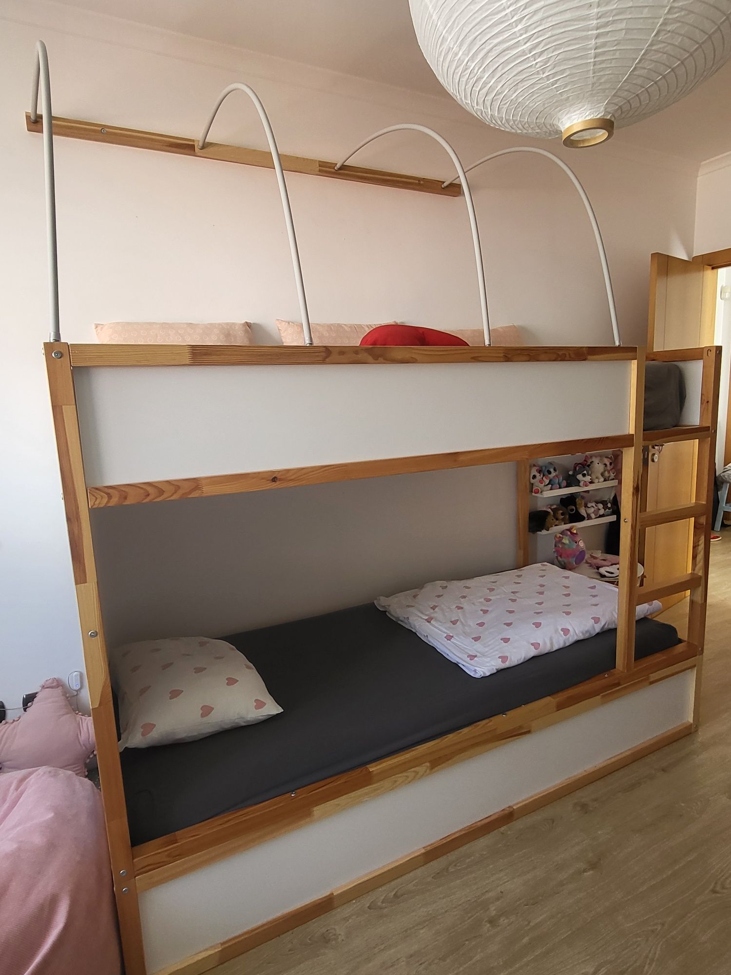 Beliche com 2 camas Kura Ikea com dossel de parede