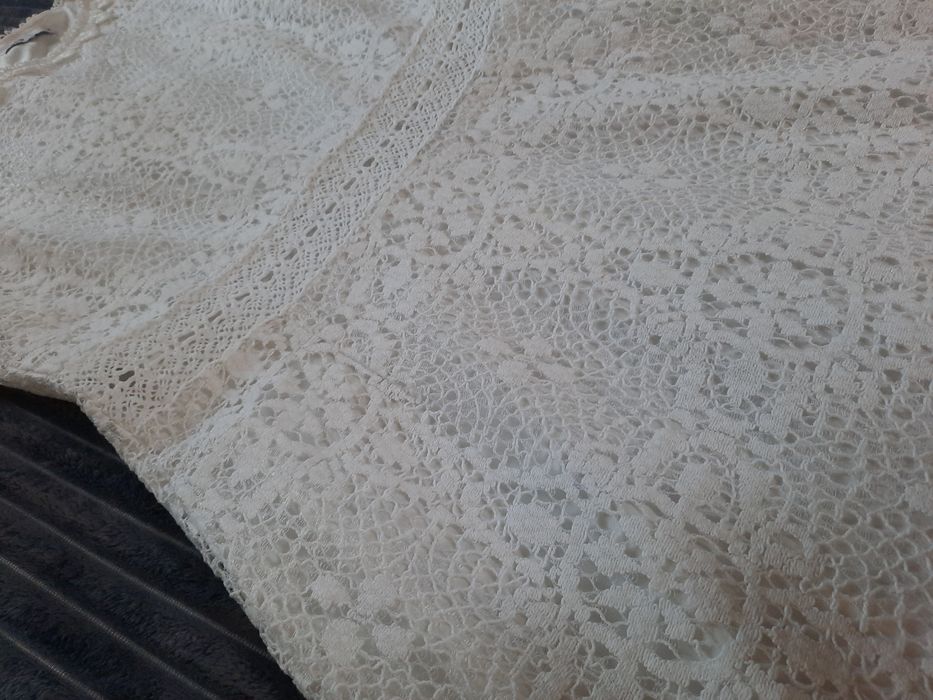 Siostrzane koronkowe białe sukienki