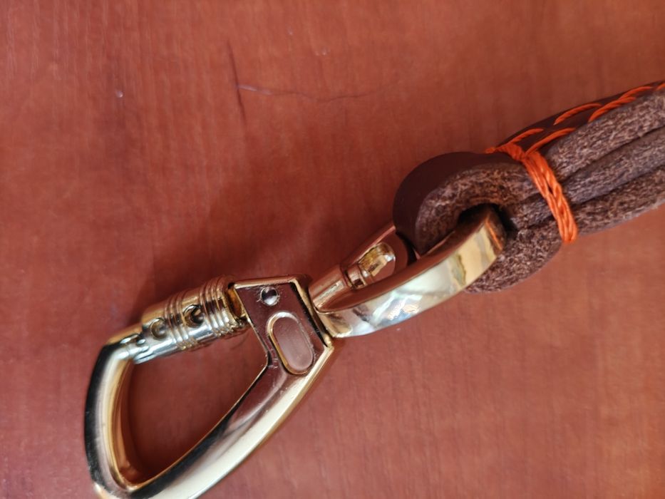 Продам шкіряний повідок для великих собак.