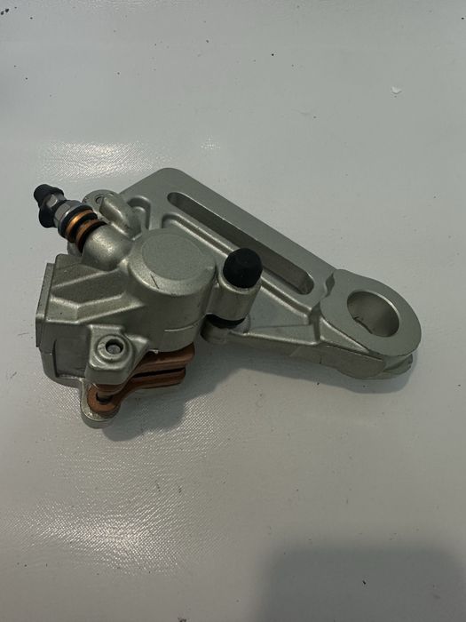 Zacisk hamulcowy tylny z jarzmem do motocykla / quada