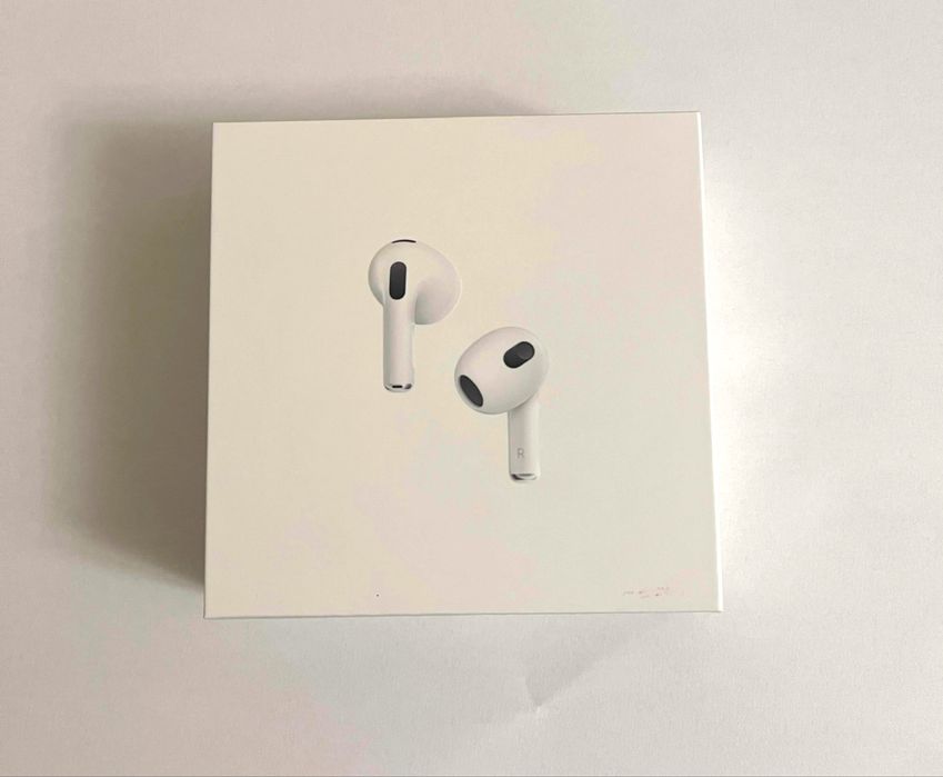 Продам оригінальний правий навушник AirPods 3 і зарядний кейс