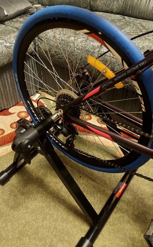 Велотренажер із магнітним гальмом для велосипедів із колесами 26-29.