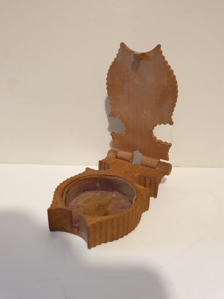 Antiga caixa de relógio de bolso em madeira esculpida