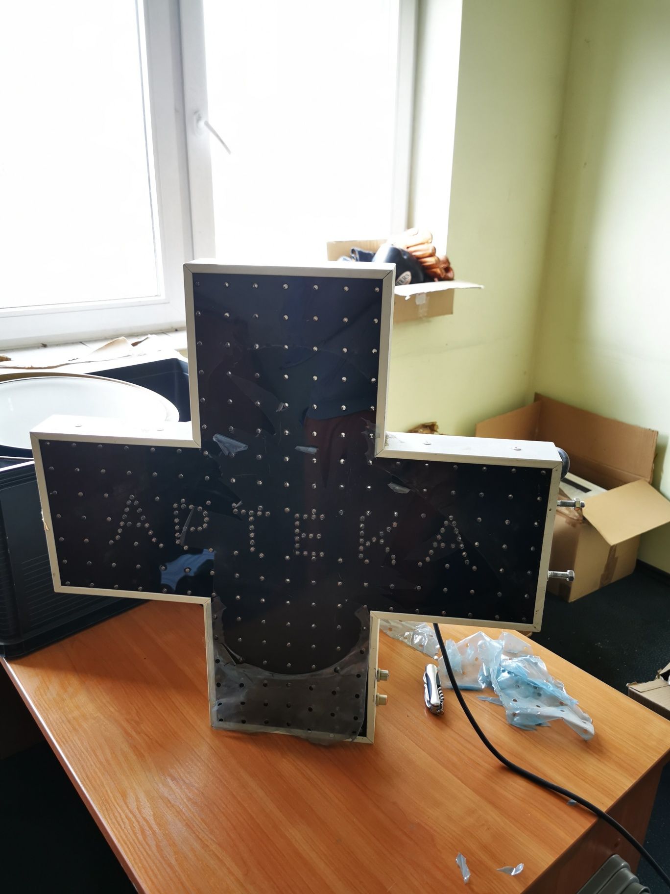 Krzyż apteczny Led