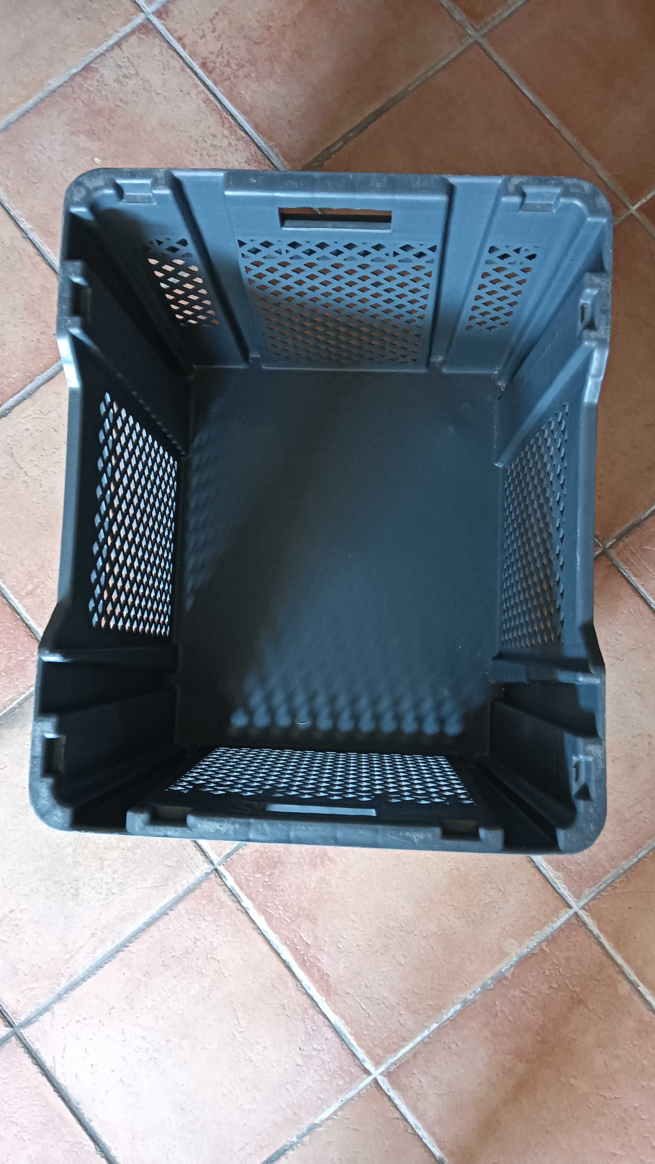 Caixas de plástico para arrumação e transporte em muito bom estado.