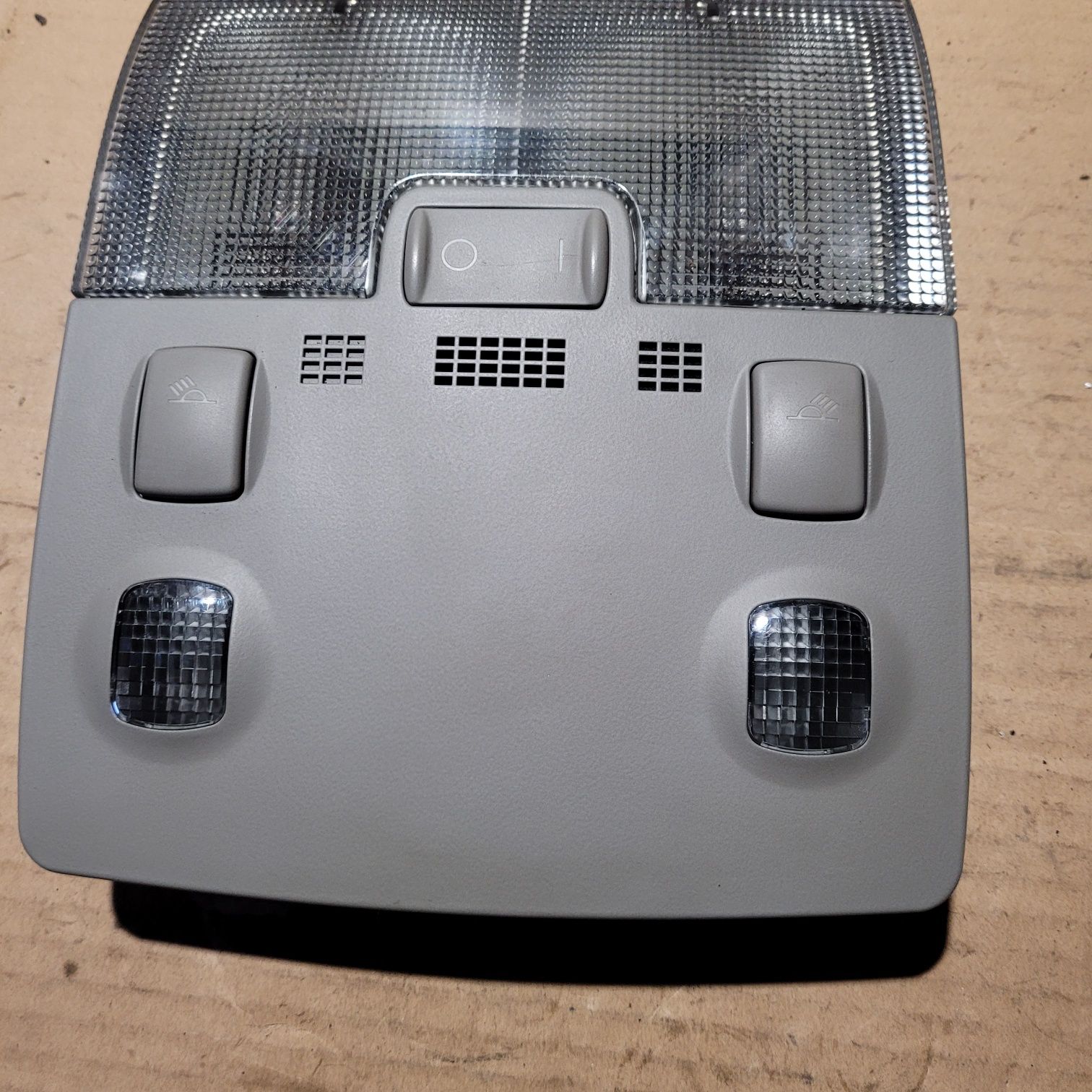 Lampka podsufitki oświetlenie wnętrza kabiny audi a4 b6 2002r szara