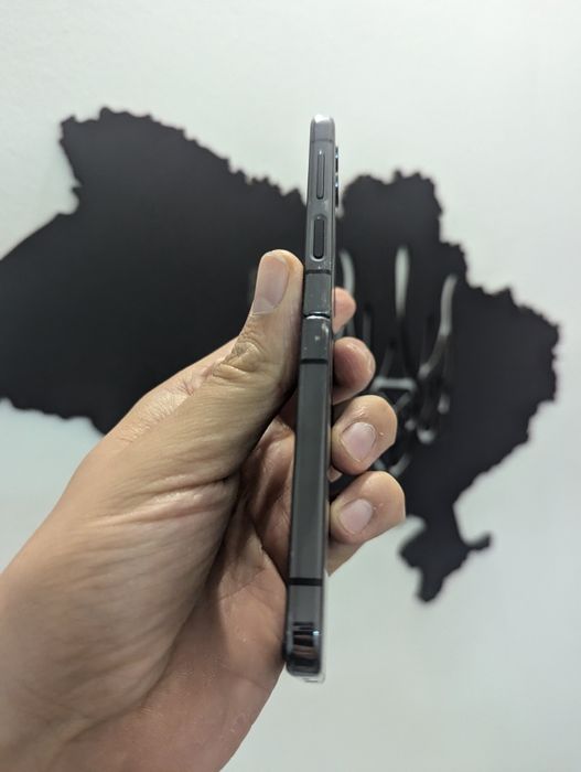Samsung flip 4 128gb. Чорного кольору