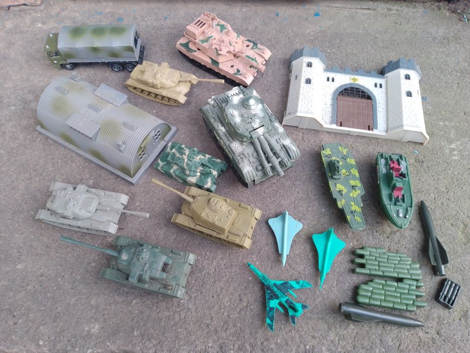 Игрушки военная техника танки цина за все.