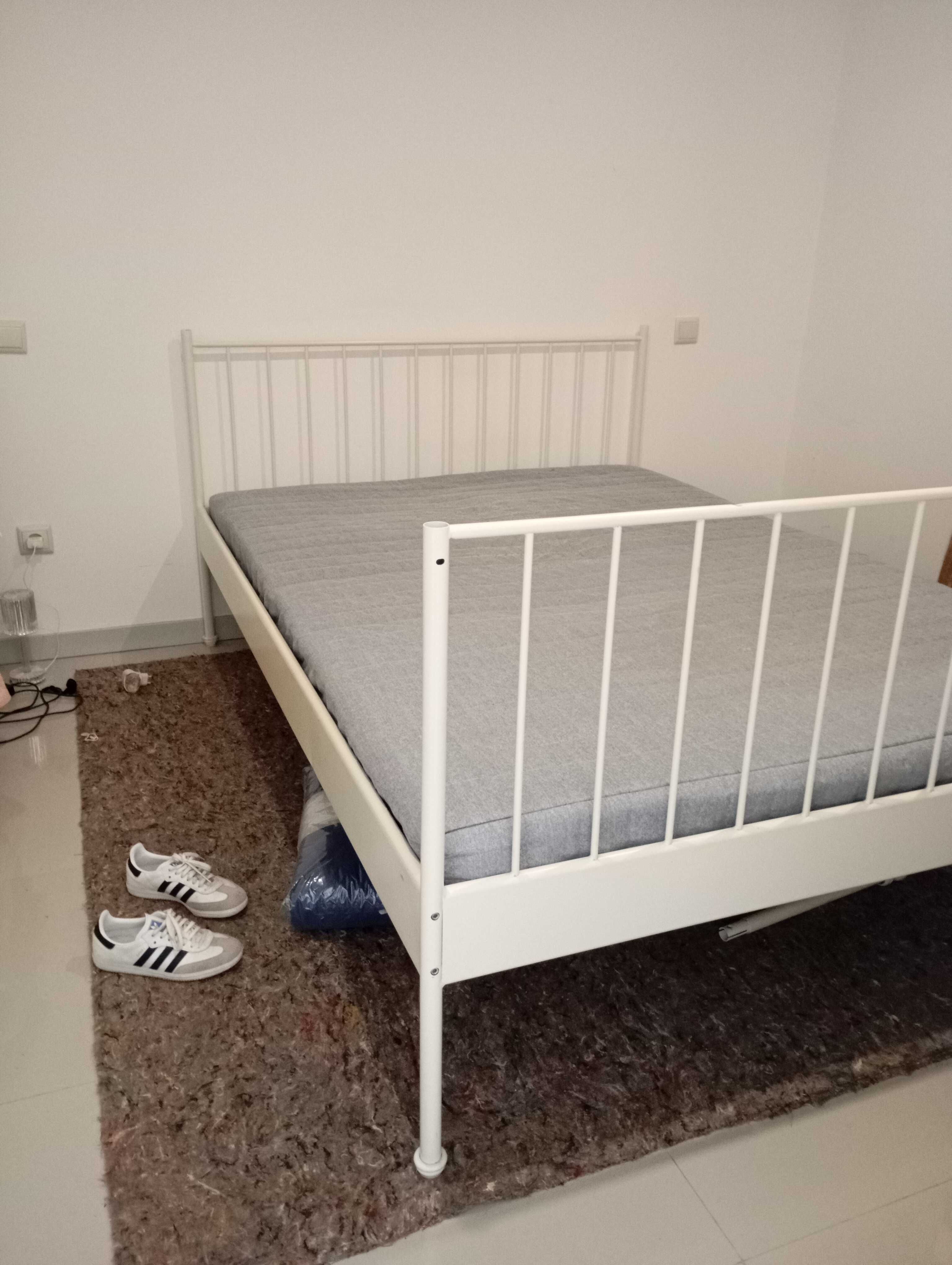 Cama com colchão e estrado