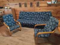 Granatowe fotele i rozkładana kanapa