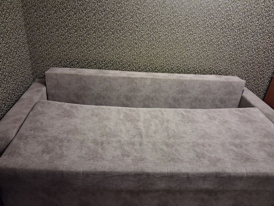 Продам диван в задовільному стані. Ціна  5000 грн.
