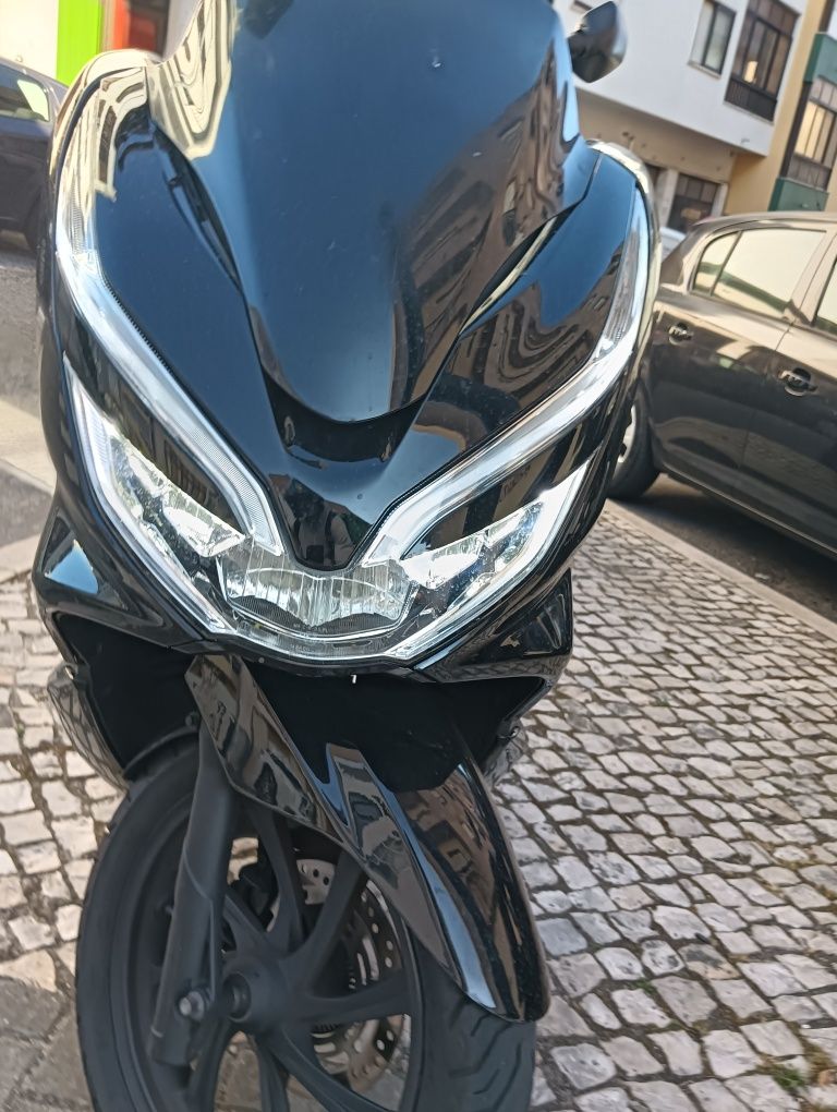 PCX 2019 preta e corrente
