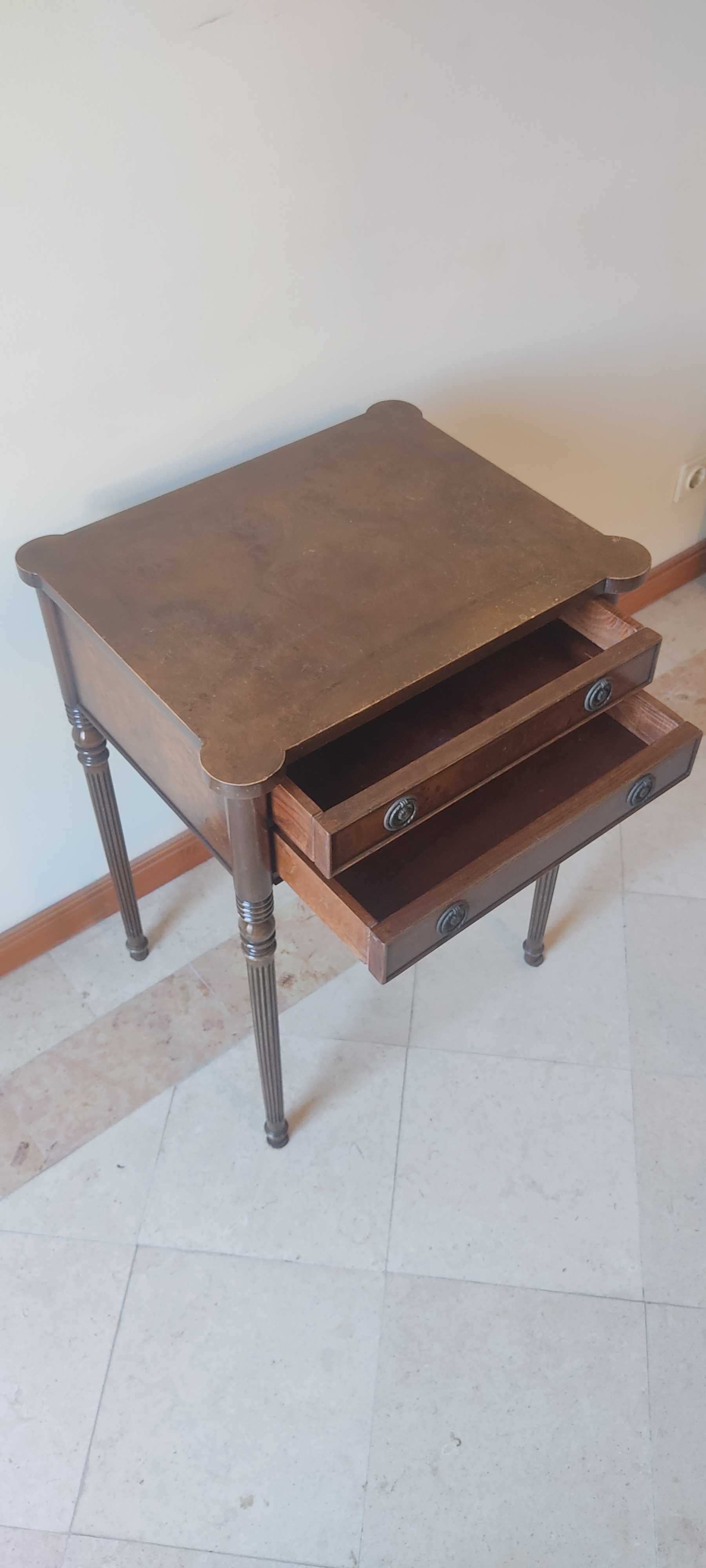 Mesa de apoio em madeira maciça