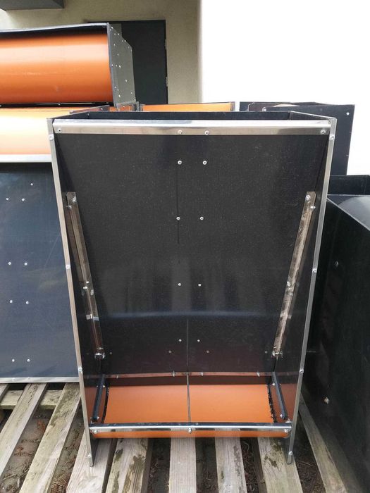 Automat dwustanowiskowy na paszę SUCHĄ dla TRZODY-KARMNIK z płyty PE