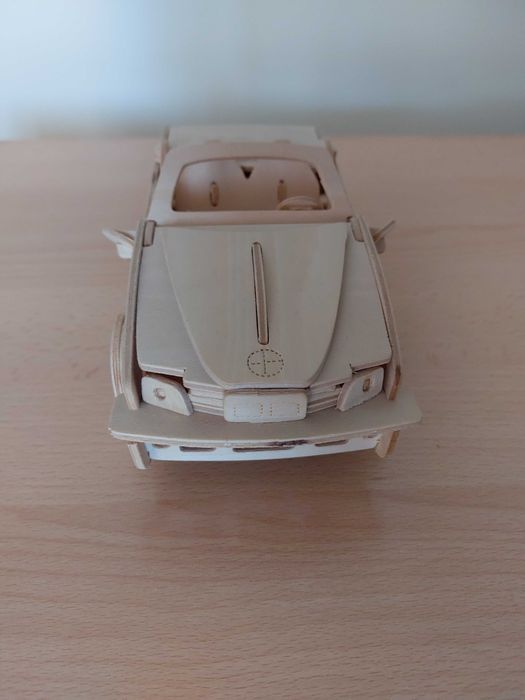 Samochód - model drewniany, złożony