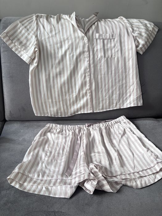 Stylowa satynowa piżama w paski