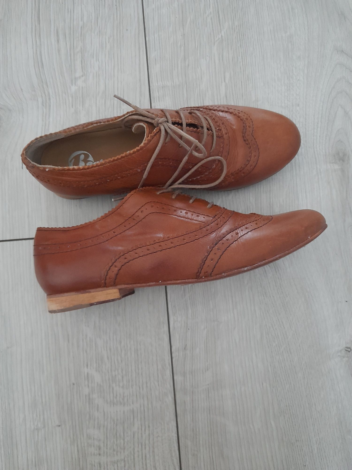 Buty skórzane sznurowane firmy BATA, kolor camel rozmiar 39