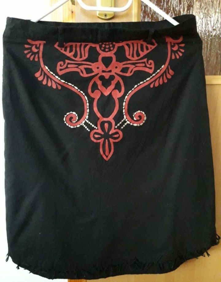 Sprzedam spódnicę z ciekawym wzorem