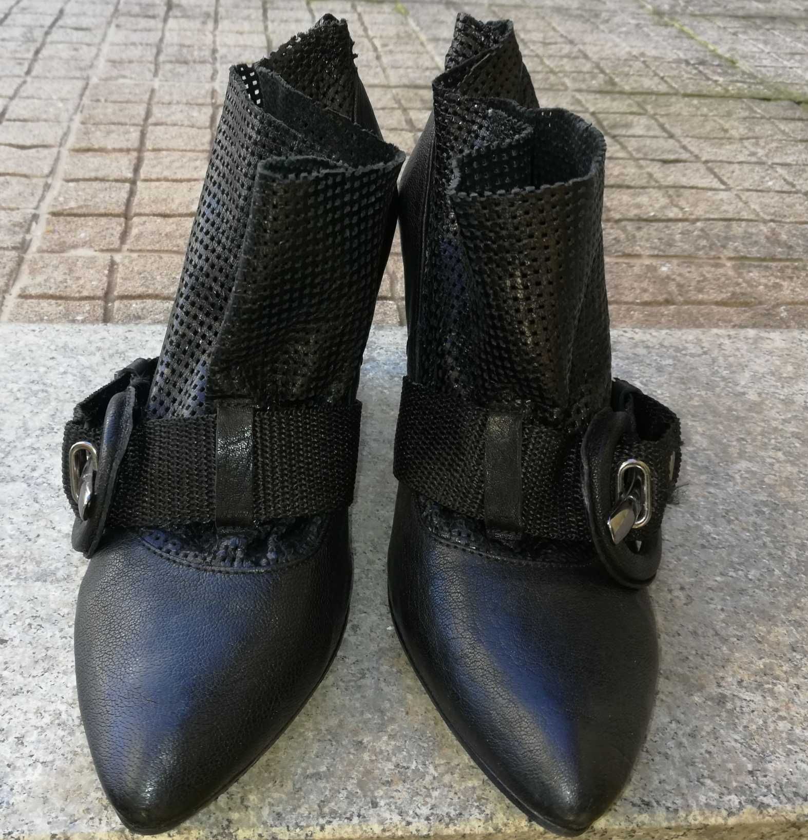 Botins com salto médio