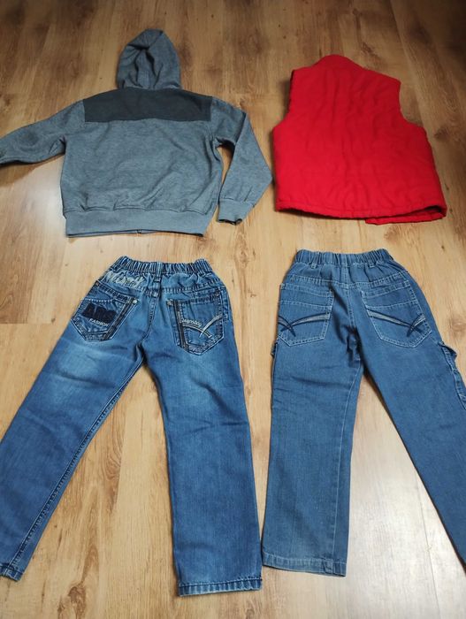 Modna mini paka .Rozmiar 128 .Kamizelka ,spodnie , bluza na suwak.