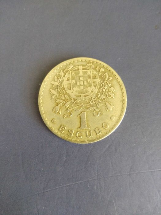 Moeda de um escudo alpaca