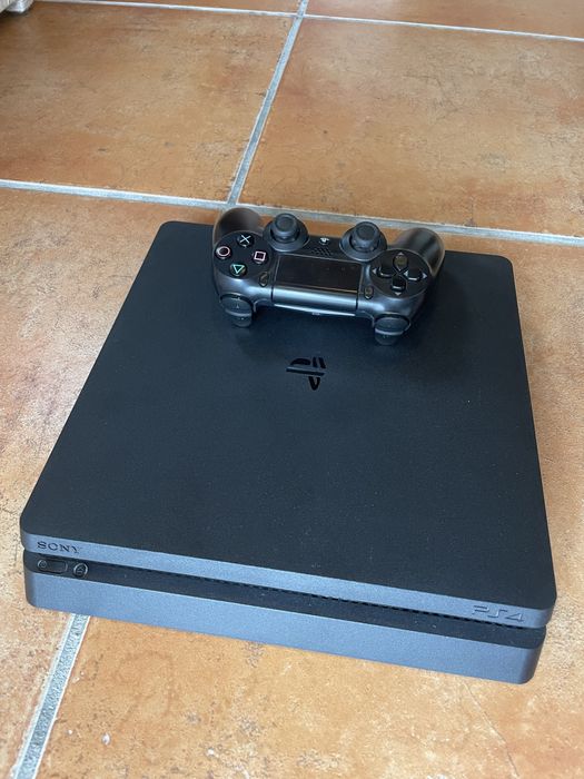 Playstation 4 1TB + Comando Preto PS4