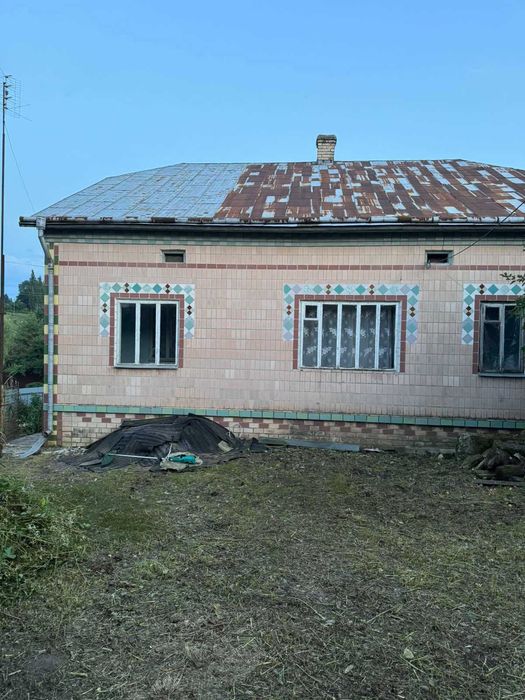 Продається житловий будинок в селищі Козова.