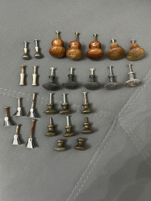 Vedo puxadores variados.