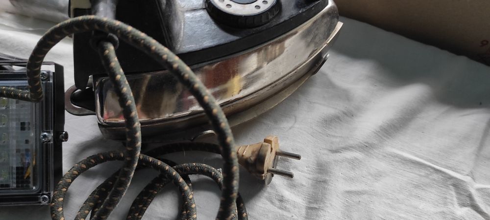 Світлодіодний ліхтар фонар електроніка утюг праска тройнік світильник