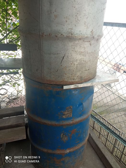 Бочки под зерно И для других целей,Бидони 40л В хорошем состояние.