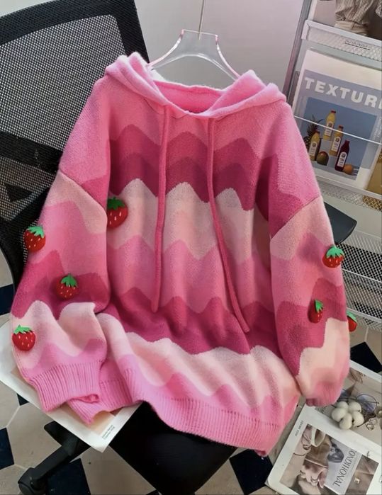 Kardigan sweter z przypinanymi truskawkami i misiem nowy