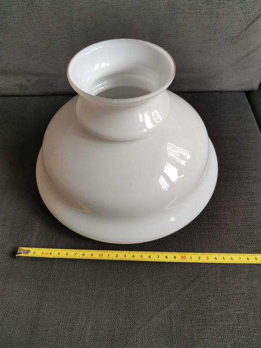Szklany klosz PRL 1988 — mleczny, średnica 22,8 cm, stan bardzo dobry
