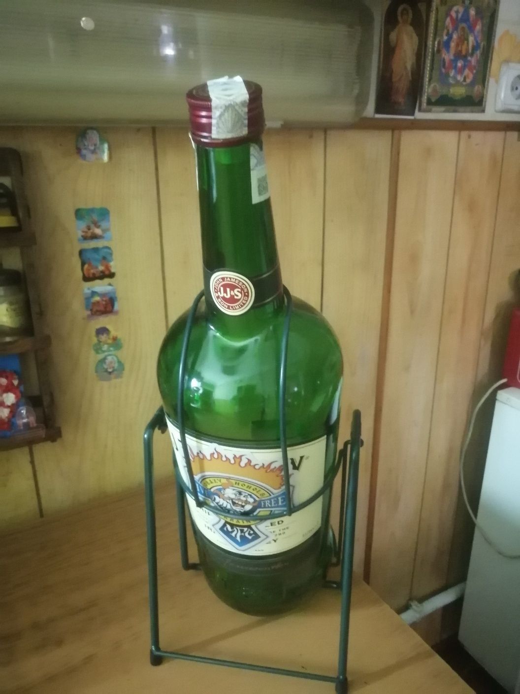 Продам стеклянную бутылку 4.5 литра.