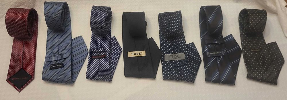 Várias gravatas de marca - usadas mas em excelente estado
