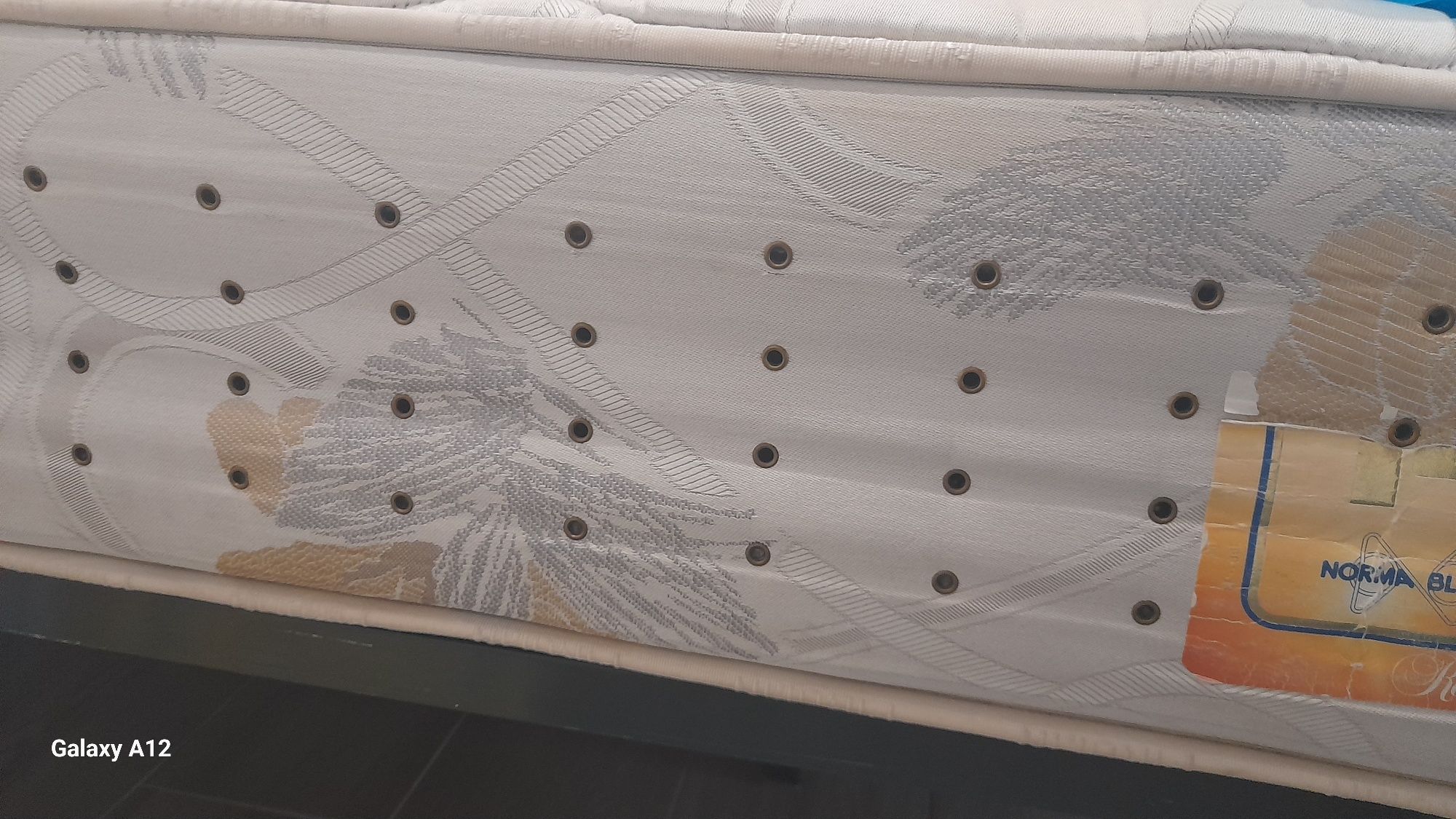 Cama de casal, com colchão medidas: 1,90 x 1,40 cm