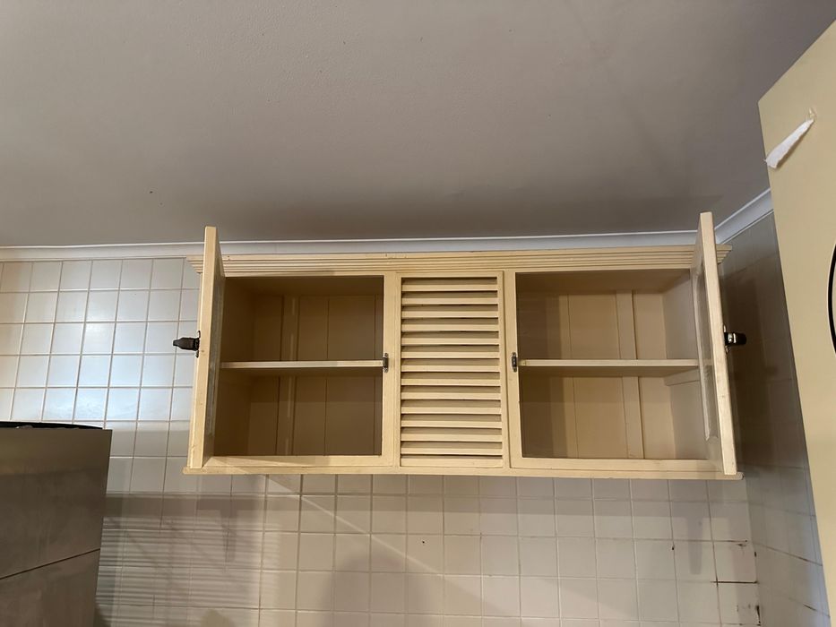 Título:
Armário antigo de parede: madeira, pintado de amarelo (Alfama)