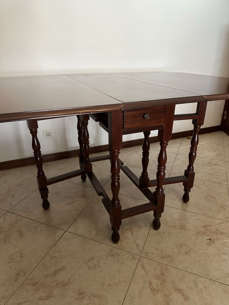 Mesa retratil/ extensível em madeira